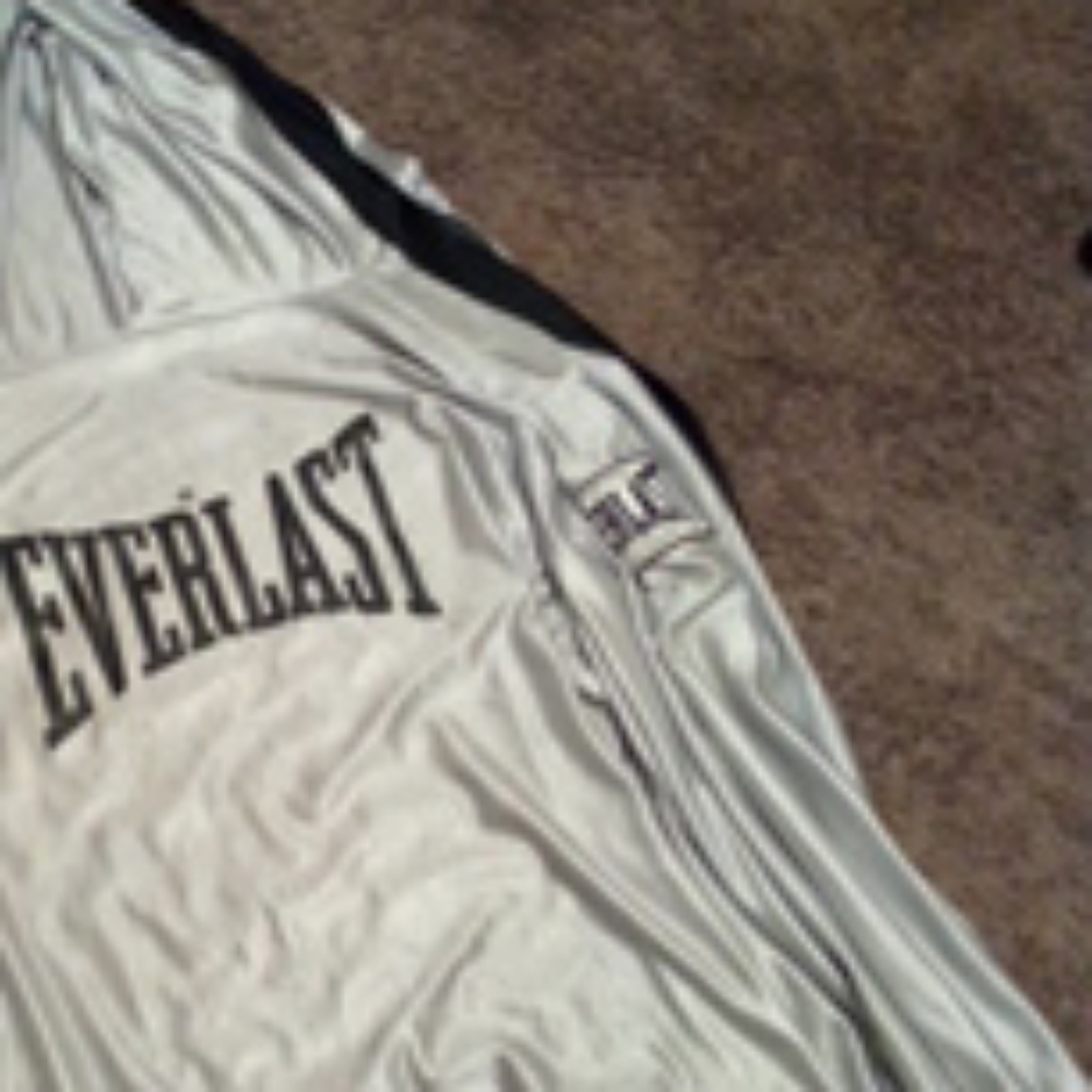 Everlast Boxing Robe - Picture 2 of 3